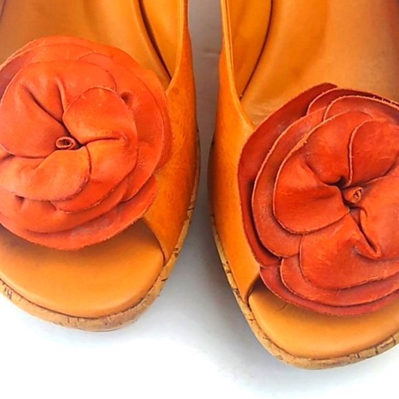 Kork-Ease Carmel Leather Flowered "4 Platform Slings - Picture 6 of 11